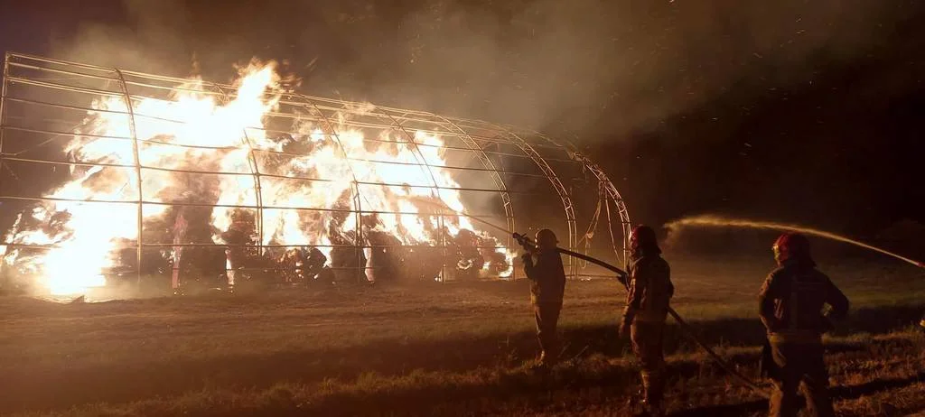 Akcja gaszenia pożaru stogu w Kromolicach (gm. Pogorzela)