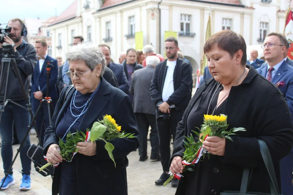 Jarocin. Odsłonięcie tablicy poświęconej kolporterom gazety konspiracyjnej "Dla Ciebie, Polsko" i koncert patriotyczny w JOK-u