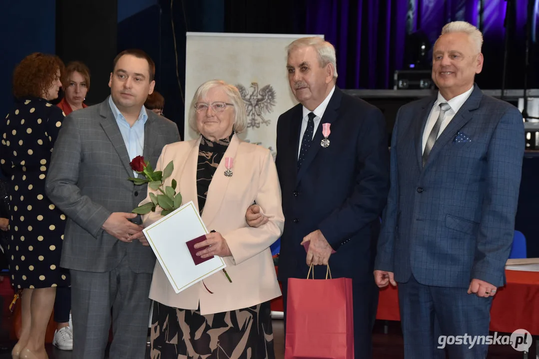 Jubileusze małżeńskie w gminie Gostyń. Blisko 60 par otrzymało pamiątkowe medale