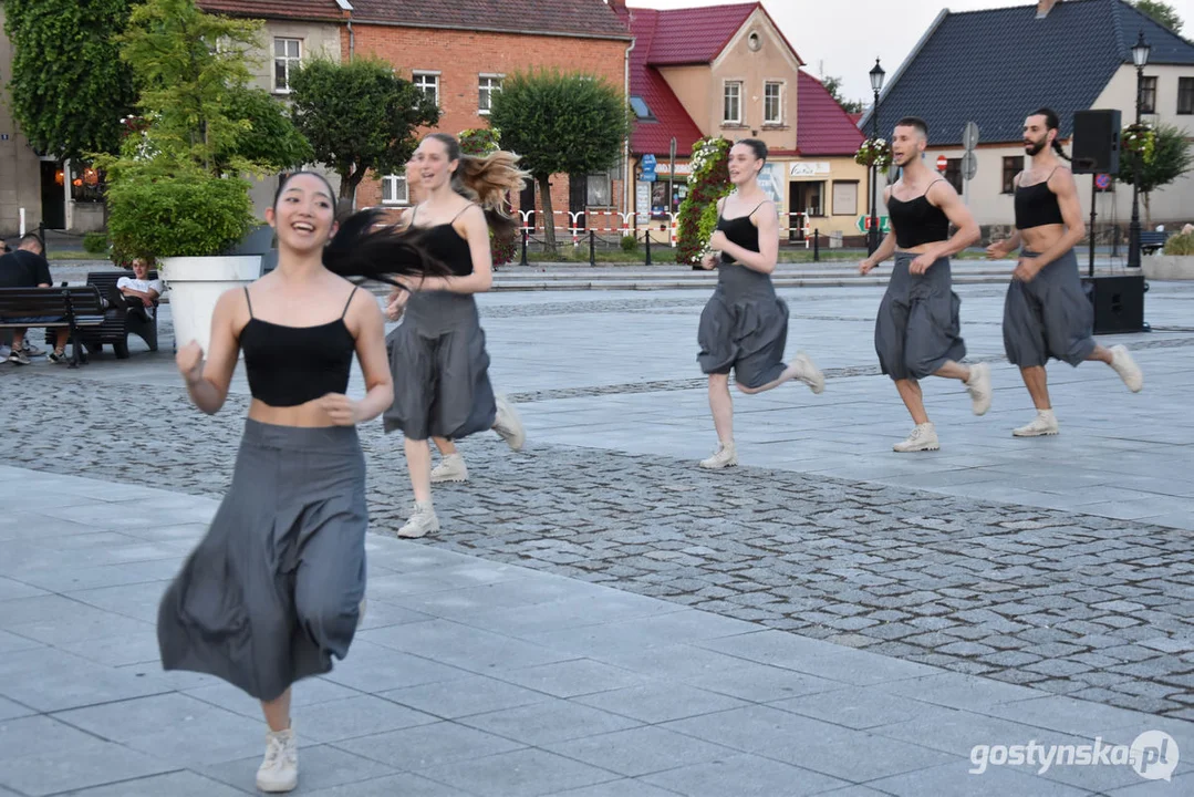 Spektakl teatralny na gostyńskim rynku