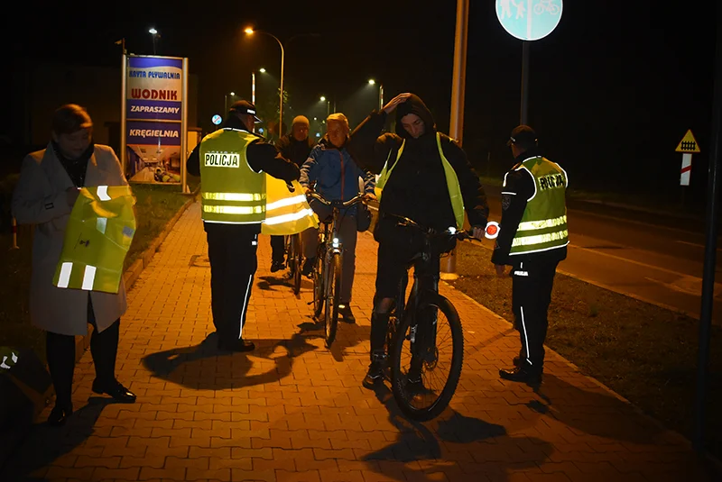 Krotoszyn. Policjanci dawali rowerzystom kamizelki