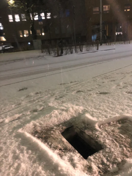 Niebezpieczna dziura w chodniku w Jarocinie