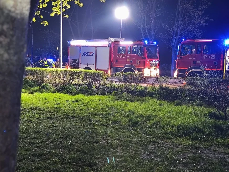 Dwie osoby ranne w pożarze mieszkania w Kole. Jedną z płonącego lokalu wyprowadził świadek