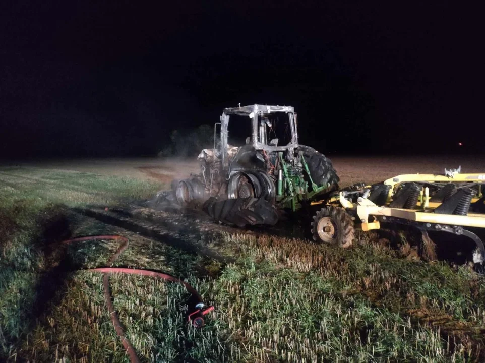 Traktor rolniczy zapalił się podczas prac polowych w Chociczy - Zdjęcie główne