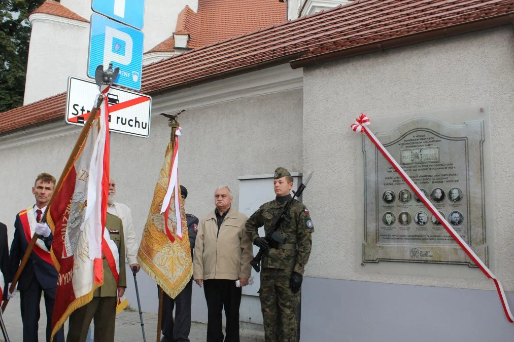 Jarocin. Odsłonięcie tablicy poświęconej kolporterom gazety konspiracyjnej "Dla Ciebie, Polsko" i koncert patriotyczny w JOK-u