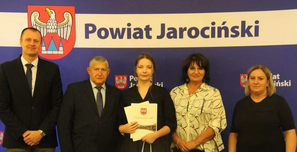 Najlepsi maturzyści ze szkół powiatu jarocińskiego nagrodzeni przez starostę