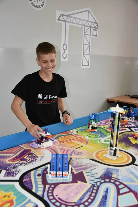 LEGOmaniacy - drużyna ze Szkoły Podstawowej w Kunowie z nagrodami z regionalnego oraz ogólnopolskiego turnieju FIRST LEGO LEAGUE