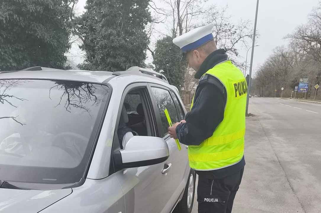 Ważna akcja jarocińskiej policji. Rozdawali to uczestnikom ruchu drogowego