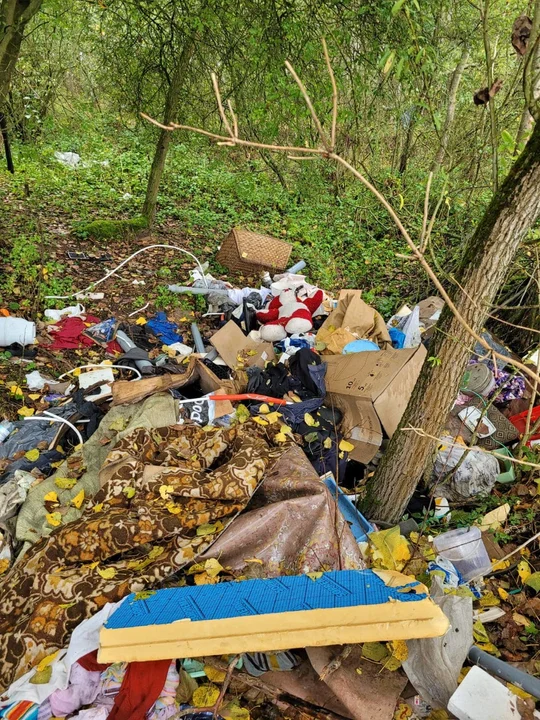 Mężczyzna pomagał krewnemu pozbyć się śmieci z nowego domu