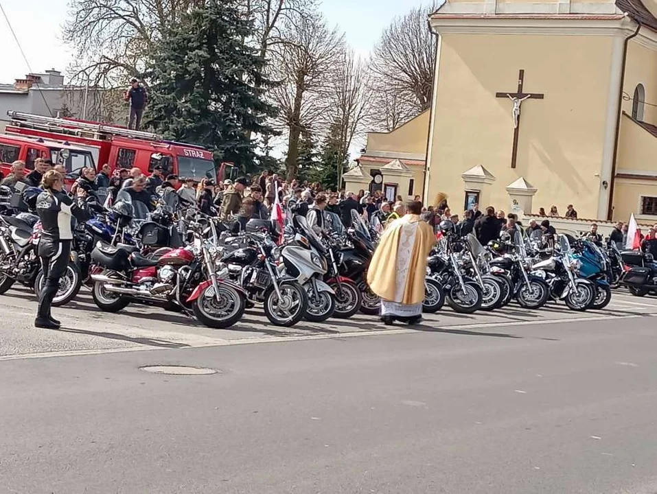 Motocykliści z błogosławieństwem proboszcza rozpoczęli sezon pod Jarocinem [ZDJĘCIA]