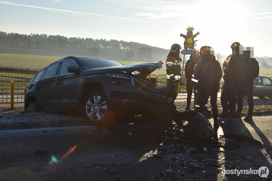 Wypadek na DW434 Gostyń - Poznań. Zderzyły się trzy samochody