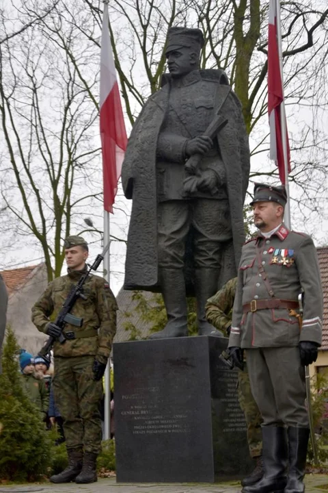 Coraz więcej osób pamięta o generała Stanisławie Taczaku. Uroczystość w Mieszkowie