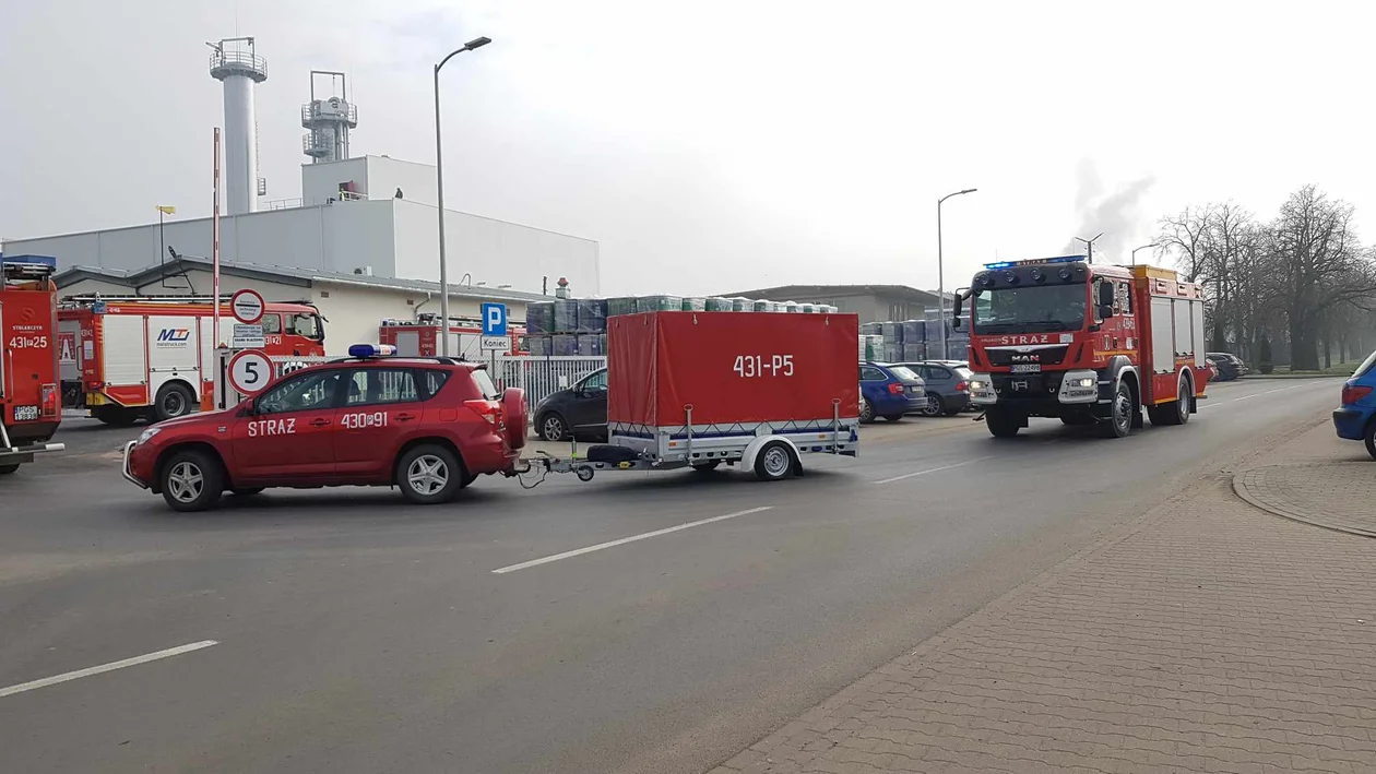 Ćwiczenia zastępów JRG oraz strażaków ochotników w zakładzie przetwórstwa spożywczego Pudliszkach