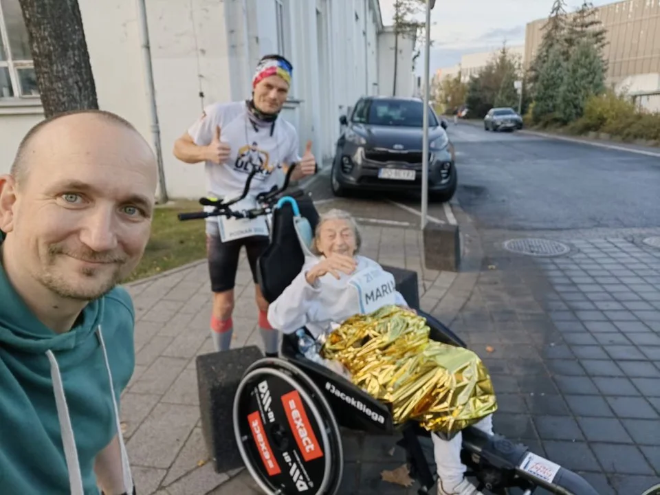 Jacek Klimczak i Pani Parasolka na mecie 21. Poznań Maraton