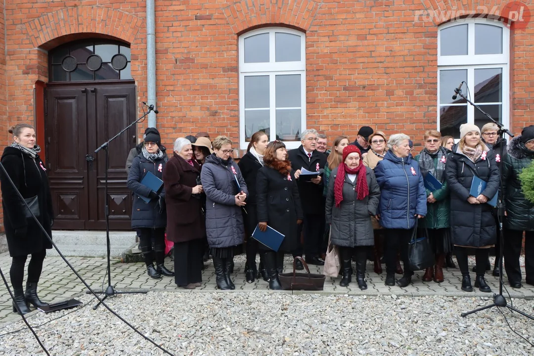 Miejska Górka. Odsłonięcie tablicy pamiątkowej na budynku WTZ