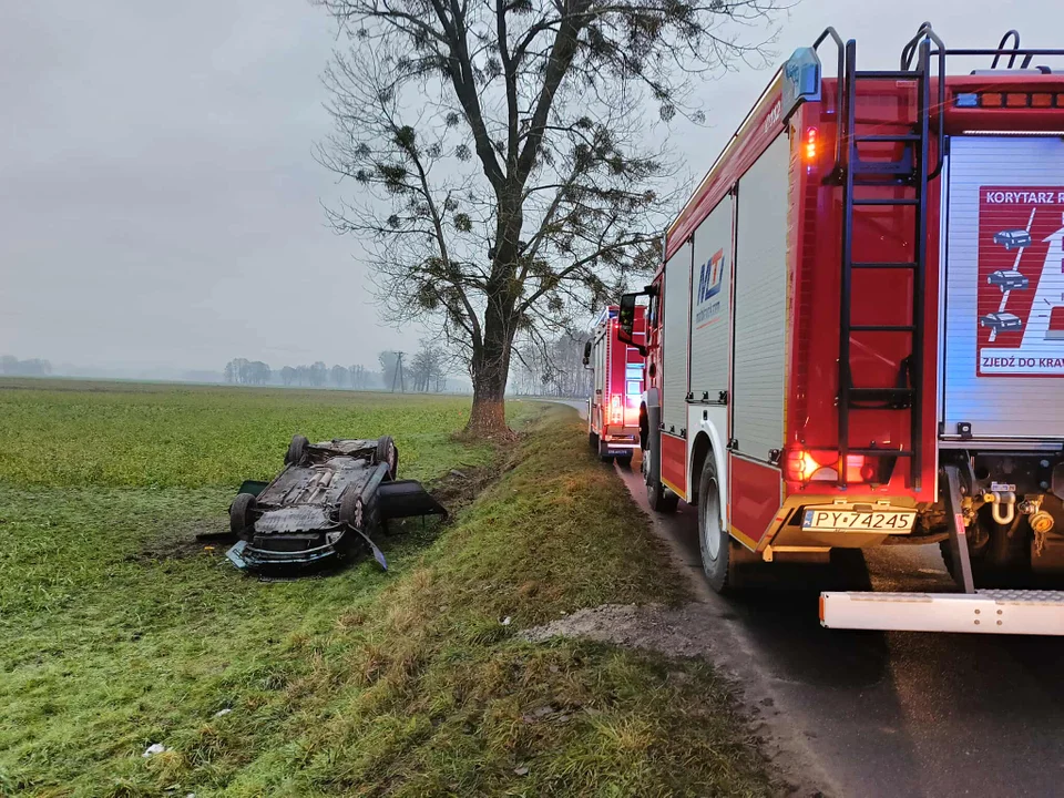 Dachowanie osobówki na drodze powiatowej. Służby w akcji