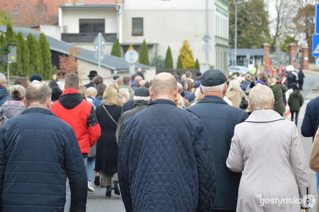 Przemarsz i uroczystości na cmentarzu w dniu 11 listopada w Krobi