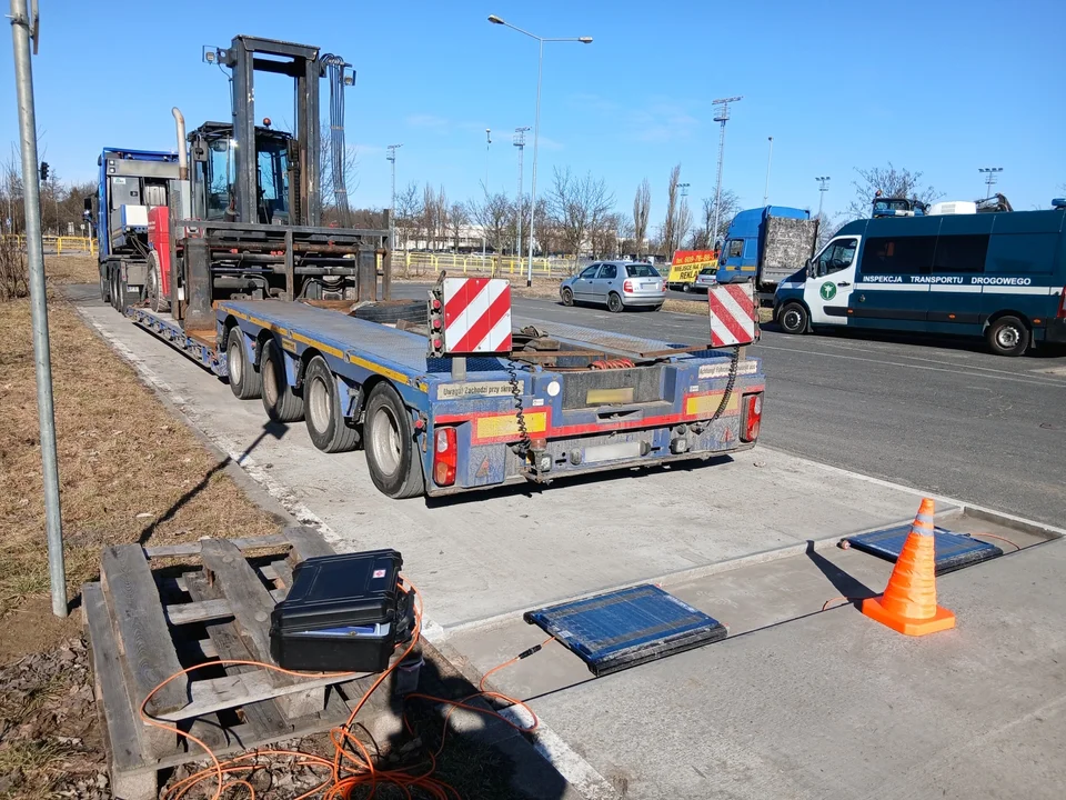 Zatrzymali transport gigant. 60-tonowy zestaw jechał bez zezwolenia. Kierowca to zrobił i pojechał dalej!