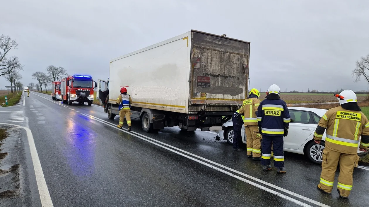 Wypadek w Wolenicach. Zderzenie samochodu osobowego i ciężarówki [ZDJĘCIA] - Zdjęcie główne