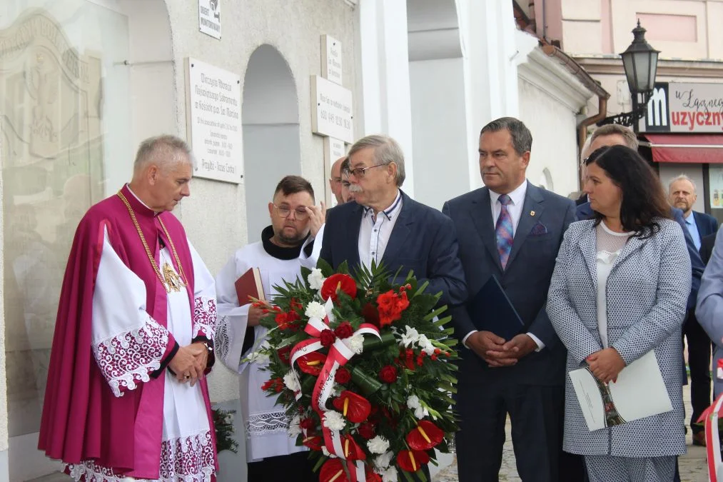 Jarocin. Odsłonięcie tablicy poświęconej kolporterom gazety konspiracyjnej "Dla Ciebie, Polsko" i koncert patriotyczny w JOK-u