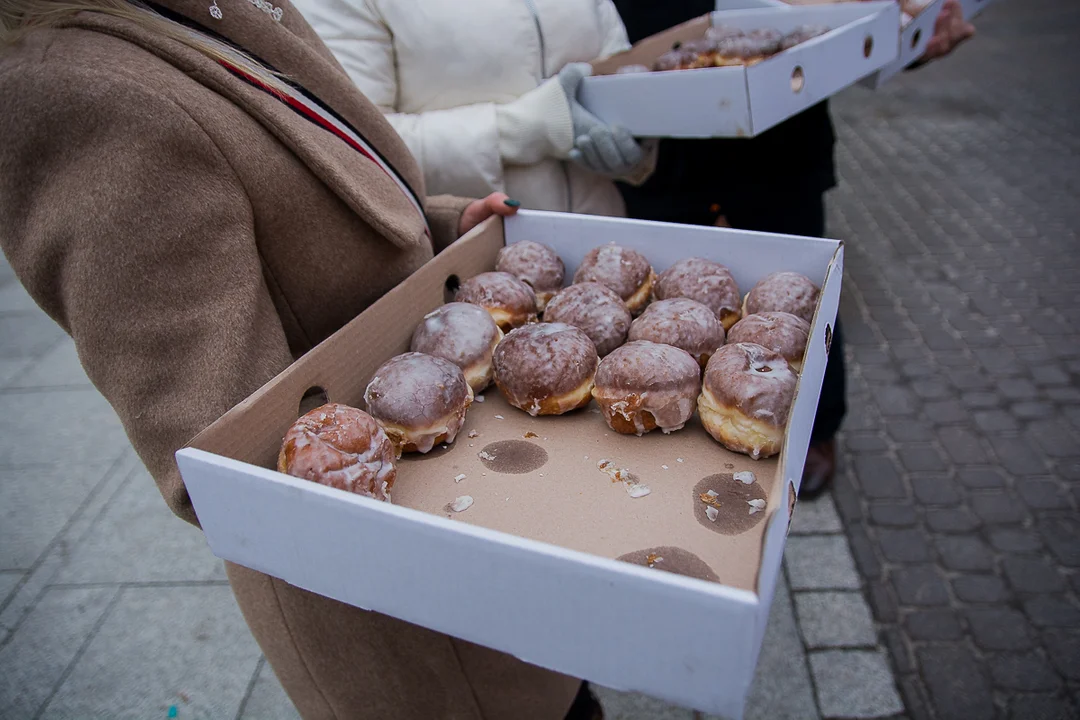 Przedwyborczy tłusty czwartek w Jarocinie. Kandydat PO KO na burmistrza i kandydaci Ziemi Jarocińskiej rozdawali pączki