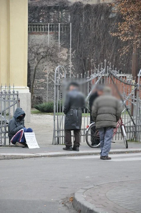 Samotny pod kościołem