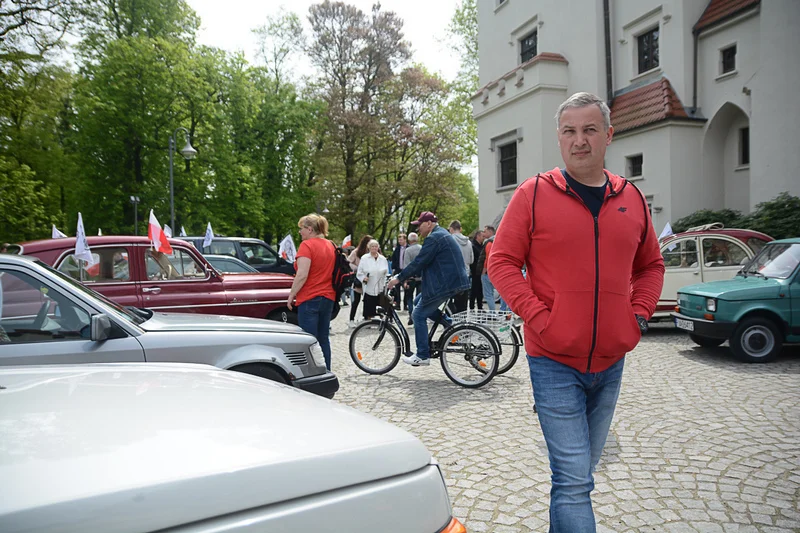 Wystawa zabytkowych pojazdów w Jarocinie z okazji Święta Flagi