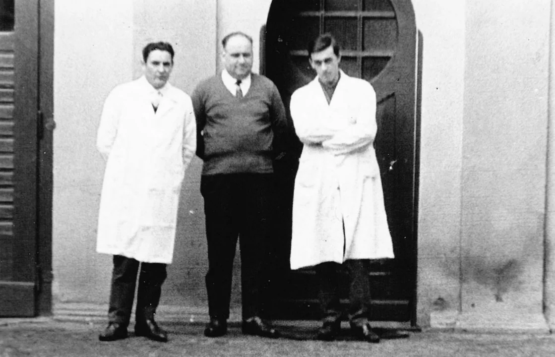 Od lewej - lek. med. H. Rodkiewicz, sanitariusz Fabisz, przed budynkiem Pogotowia Ratunkowego w Pleszewie (koniec lat 60.)