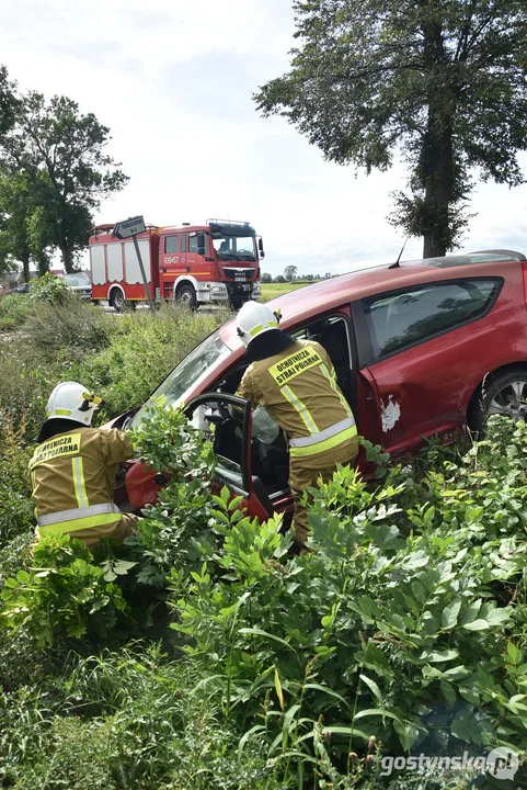 Zderzenie trzech samochodów osobowych na trasie Gostyń - Poniec. Sprawca zatrzymany przez policję