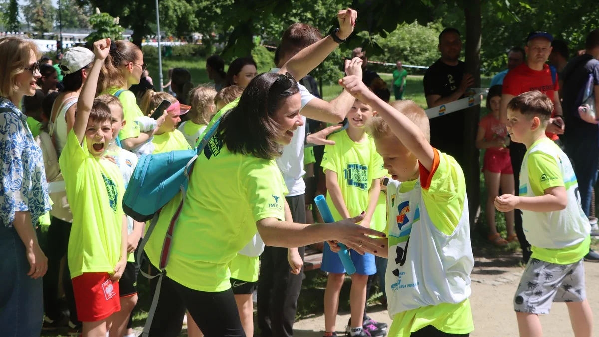 Rawicki Festiwal Sportu. Sztafety szkolne klas I-III i IV-VI [ZDJĘCIA, FILM] - Zdjęcie główne