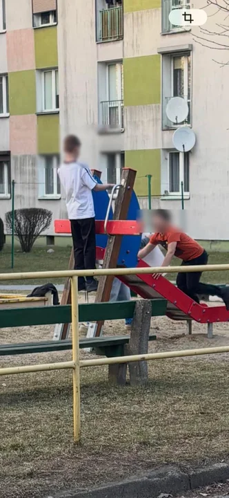 W biały dzień niszczyli plac zabaw na osiedlu. "Taka ekipa, że aż strach"