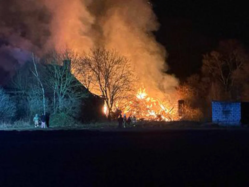 Duży pożar stodoły w Kretkowie gm. Żerków. Strażacy w akcji