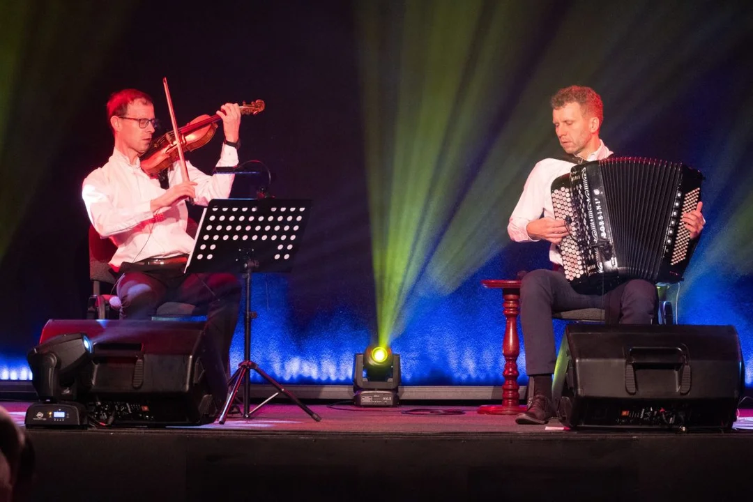 Tajniki muzyki przybliżał najmłodszym duet "Tangreen". Grają w nim pochodzący z Jarocina a obecnie związany z Krakowem - akordeonista Tomasz Drabina oraz skrzypek Mateusz Pliniewicz