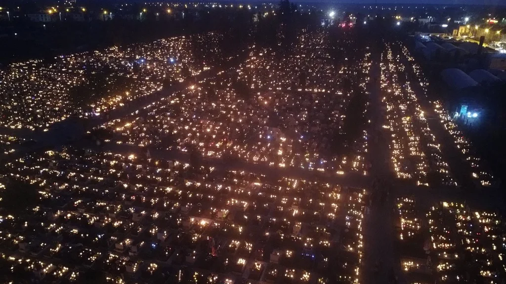 Cmentarz w Krotoszynie nocą