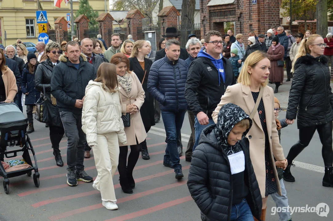 Przemarsz i uroczystości na cmentarzu w dniu 11 listopada w Krobi