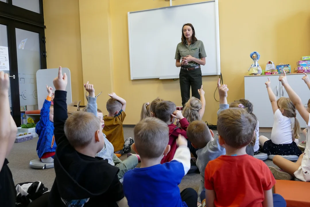 Biblioteka w Pleszewie zakończyła piękną akcję. Zainteresowanie „drzewkiem za książkę”  było bardzo duże! [ZDJĘCIA] - Zdjęcie główne