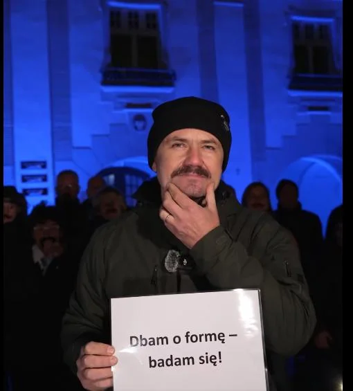 Burmistrz z wąsami na rynku? A z nią radni, też z wąsami. O co chodzi? Akcja Movember