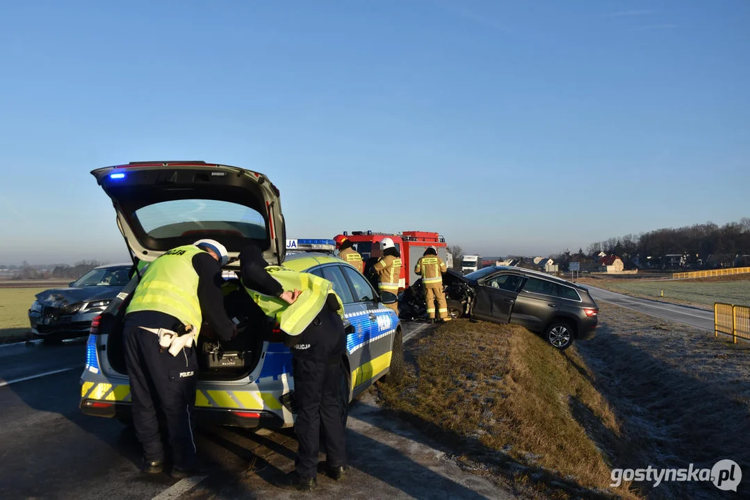 Wypadek na DW434 Gostyń - Poznań. Zderzyły się trzy samochody