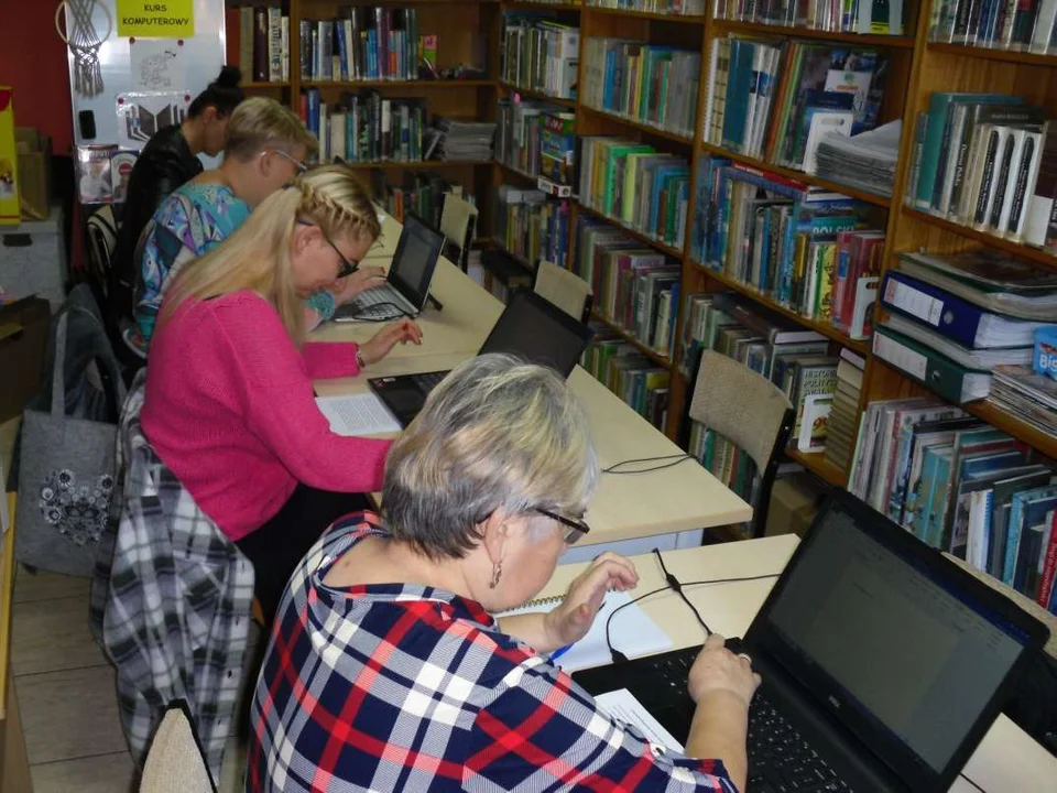 Uczą się w bibliotece korzystać z komputera - Zdjęcie główne