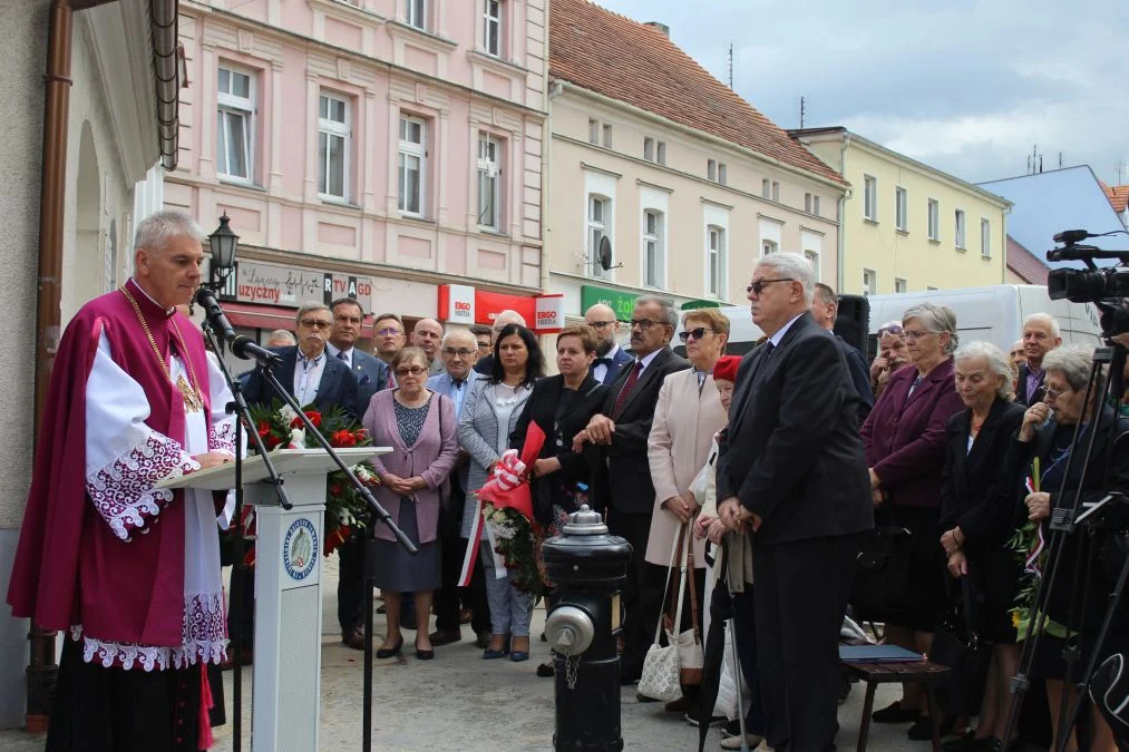 Jarocin. Odsłonięcie tablicy poświęconej kolporterom gazety konspiracyjnej "Dla Ciebie, Polsko" i koncert patriotyczny w JOK-u