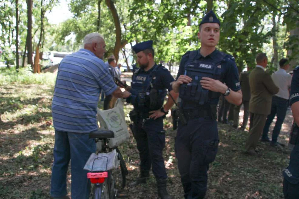 Odsłonięcie pominka profesora Jana Szyszko w asyście policji