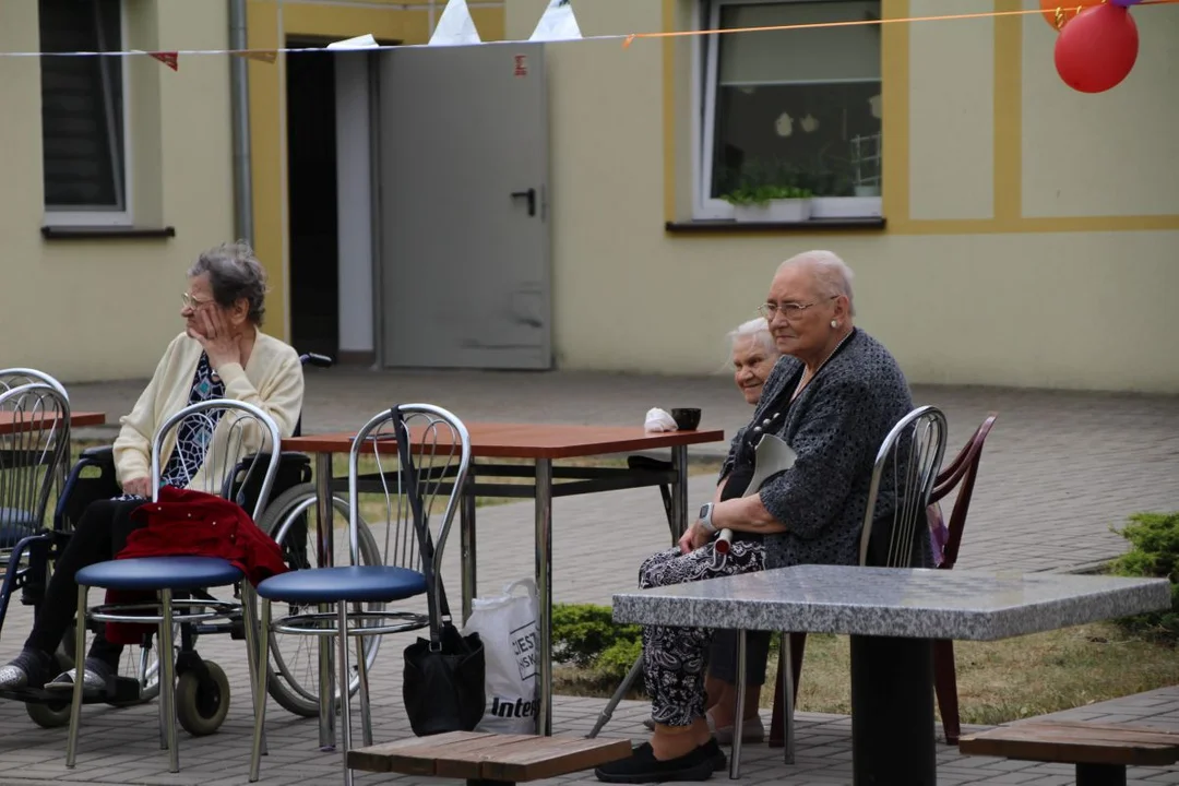 Przedszkolaki integrowały się z seniorami. Festyn na ulicy Zacisznej w Jarocinie