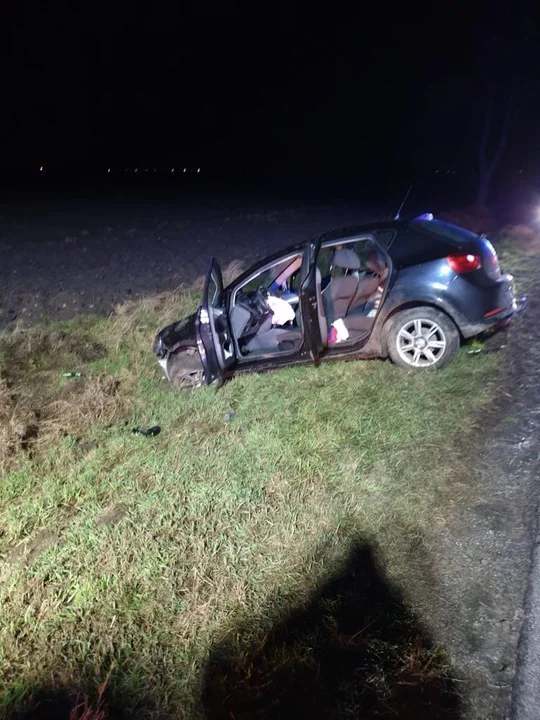 Auto w rowie na trasie Sobiałkowo - Dłoń