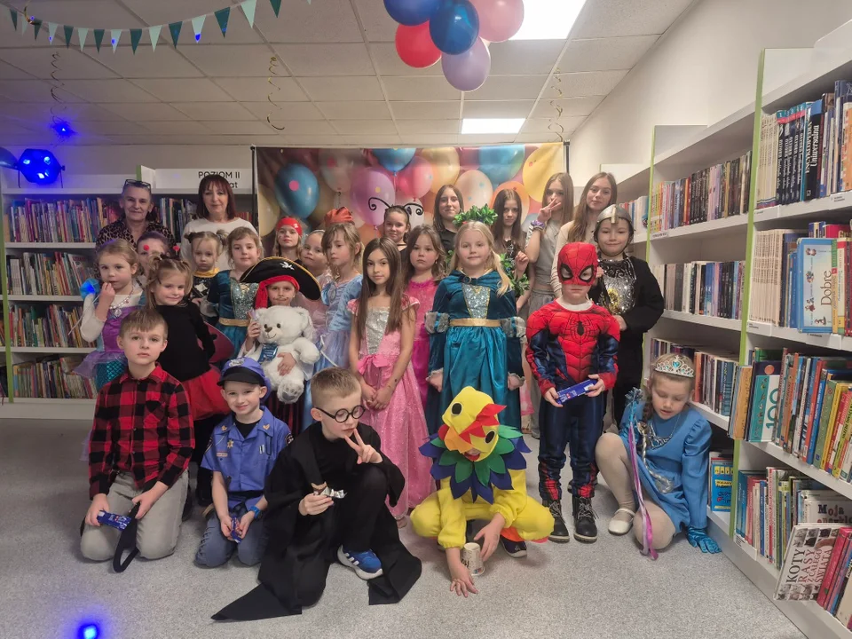 Bajkowy bal w dobrzyckiej bibliotece! Sale wypełniły się muzyką i dziecięcym śmiechem [ZDJĘCIA] - Zdjęcie główne
