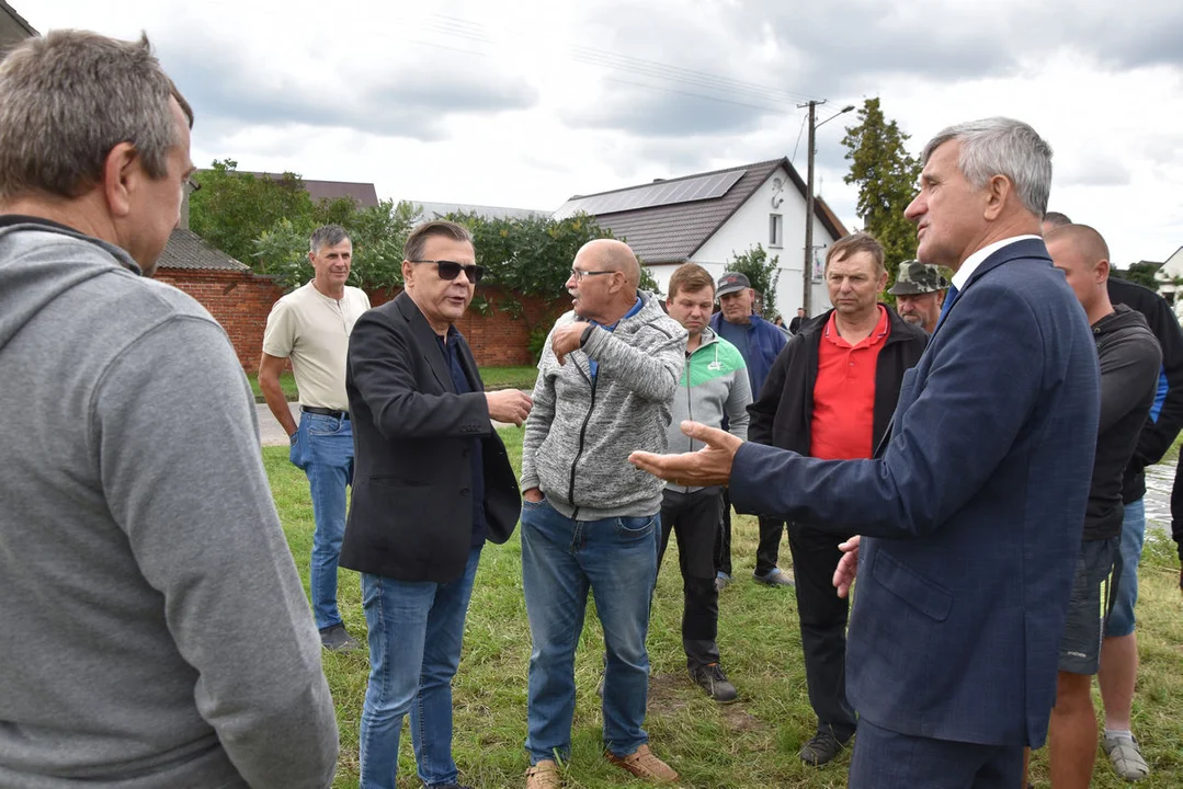 Martwe ryby w stawie w Kromolicach (gm. Pogorzela)