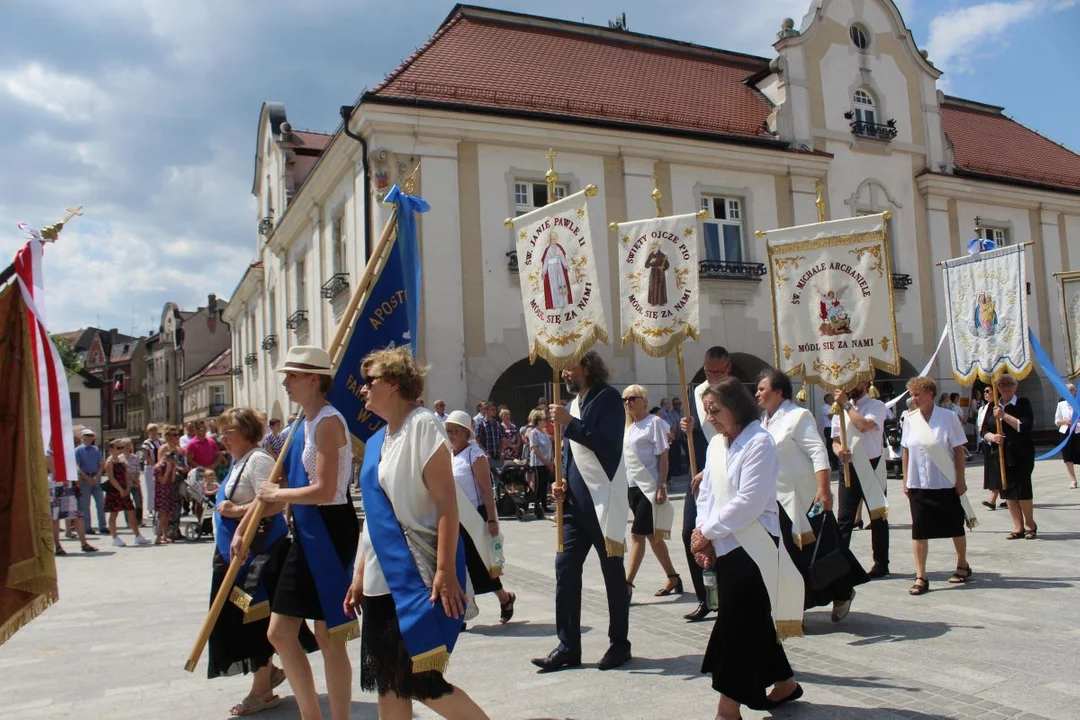 Boże Ciało w Jarocinie. Procesja z parafii św. Marcina do Chrystusa Króla