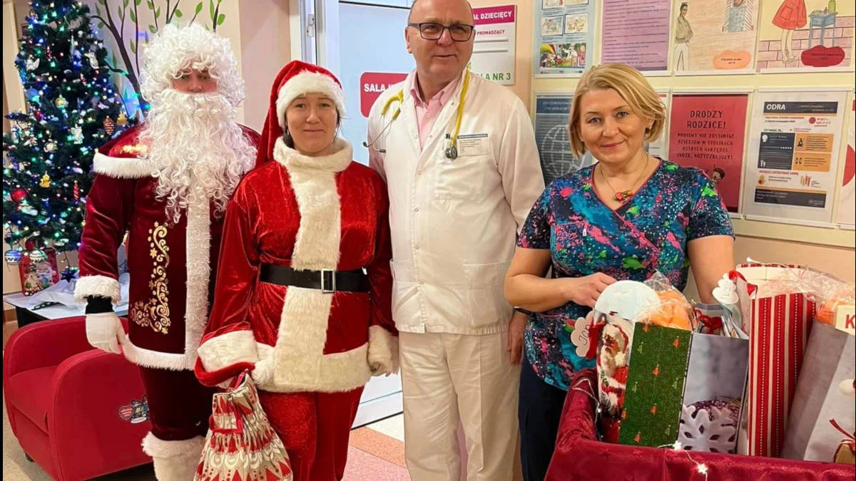 Święty Mikołaj odwiedził jarociński szpital. Zostawił nie tylko prezenty [ZDJĘCIA] - Zdjęcie główne