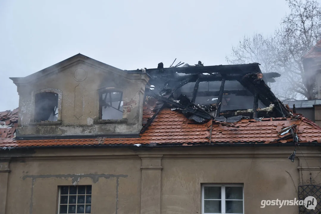 Pożar pałacu w Pępowie. Straż pożarna porządkuje pogorzelisko