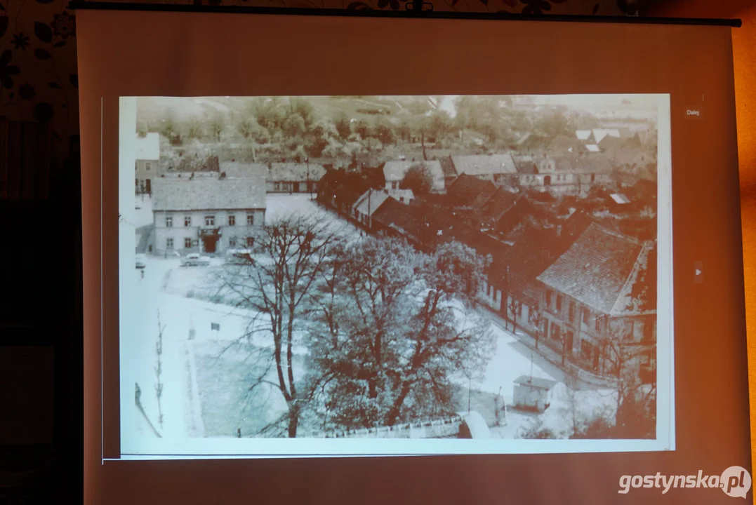 Miłośnicy starych fotografii w pogorzelskiej bibliotece