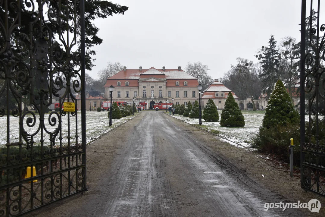 Pożar pałacu w Pępowie. Straż pożarna porządkuje pogorzelisko